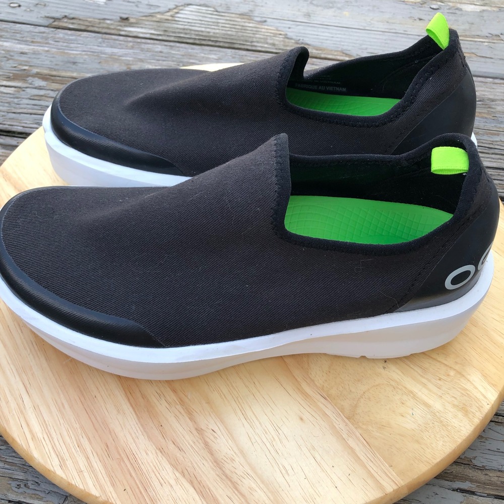 OOFOS OOmg Low Recovery Shoes Womens 7.5 US Black White Slip On Platform Sneaker